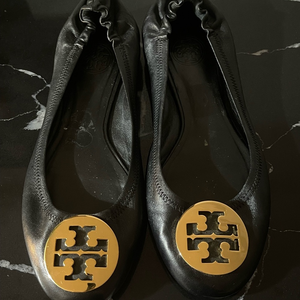 Tory Burch Women's Flats in Black with Gold Emblem